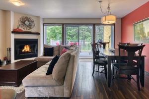 een woonkamer met een bank en een eetkamer bij 146 Borealis - Close to the Mountains in Mont-Tremblant in Mont-Tremblant
