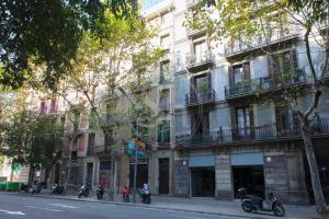 Un grupo de motocicletas estacionadas frente a un edificio. en Tranquilo y luminoso apartamento en el Eixample, en Barcelona