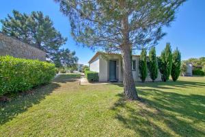 un árbol en el patio de una casa en Résidence Pierre & Vacances Premium Les Villas de Porto-Vecchio, en Porto Vecchio 50 fotos más