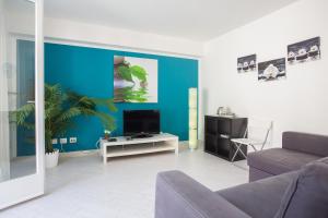 A television and/or entertainment centre at Mondello Suites FLH - Gorgonia