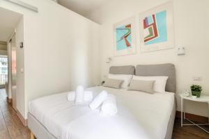 Un pat sau paturi într-o cameră la Fara 33 Cozy flat in Centrale district