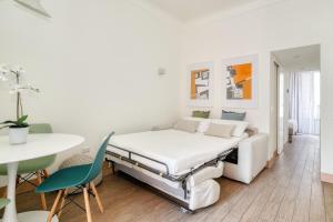 Un pat sau paturi într-o cameră la Fara 33 Cozy flat in Centrale district +21 fotografii