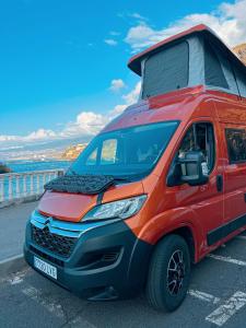拉克鲁斯Furgoneta Camper Canarias的停在停车场的红色货车