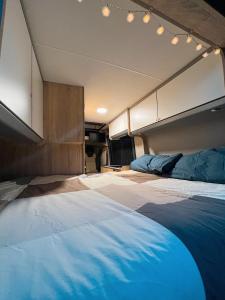 Postel nebo postele na pokoji v ubytování Furgoneta Camper Canarias