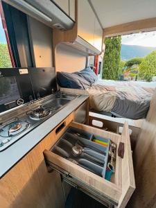 Kuchyň nebo kuchyňský kout v ubytování Furgoneta Camper Canarias