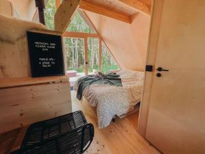 KülaasemeUnique Tiny House in Countryside的一间房间,墙上有床和标志