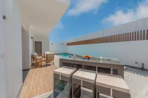 Balkón nebo terasa v ubytování Luxury Villa with private pool Sholan 2