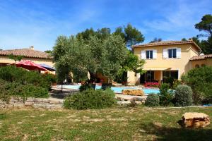 Πισίνα στο ή κοντά στο villa Peylon