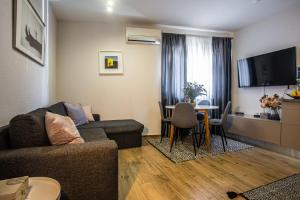 Televízia a/alebo spoločenská miestnosť v ubytovaní Luxusapartment NAV