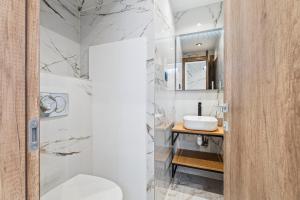 une salle de bain avec toilettes et lavabo dans l'établissement Nice Renting - 8FRANCE - Luxury & Comfort Love Room Suite Jacuzzi Massena, à Nice 3 autres photos