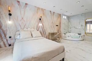une chambre avec un lit blanc et une salle de bain dans l'établissement Nice Renting - 8FRANCE - Luxury & Comfort Love Room Suite Jacuzzi Massena, à Nice