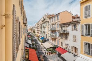 une vue aérienne d'une rue de la ville avec des bâtiments dans l'établissement Nice Renting - 8FRANCE - Luxury & Comfort Love Room Suite Jacuzzi Massena, à Nice