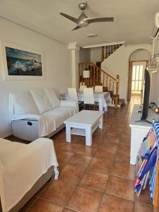Ruang duduk di Aldeas De Aguamarina Phase II Townhouse
