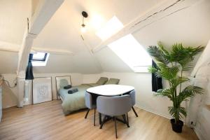 Un dormitorio con una cama y una mesa en una habitación. en Le Cocon : studio en Hypercentre Cathédrale, en Amiens