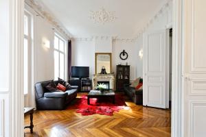 a living room with a couch and a fireplace at La Suite Joli Coeur - Appt type Ecole de Nancy in Nancy