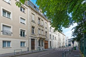 an empty street in front of a building at La Suite Joli Coeur - Appt type Ecole de Nancy in Nancy