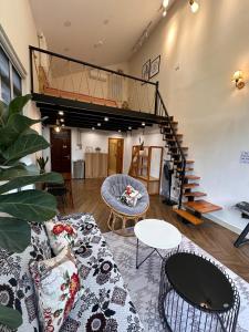 un soggiorno con un divano e una scala di Gia Hạ House View Đồi Thông-Pine hill-R21 a Da Lat Altre 12 foto