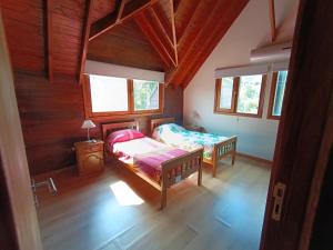 シエラ・デ・ロス・パードレスにあるCaluca Ranchの部屋にベッドとテーブルがある寝室 +6枚の写真