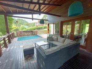 シエラ・デ・ロス・パードレスにあるCaluca Ranchのソファ付きポーチ