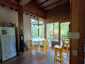 シエラ・デ・ロス・パードレスにあるCaluca Ranchのテーブルと椅子と冷蔵庫のあるキッチン