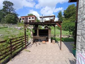 シエラ・デ・ロス・パードレスにあるCaluca Ranchの暖炉付きのパティオが備わる家