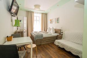 mały pokój z łóżkiem i kanapą w obiekcie Ruterra Apartment Cimburkova w Pradze