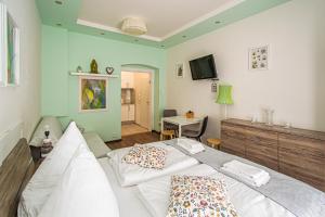 sypialnia z 2 łóżkami i biurkiem w obiekcie Ruterra Apartment Cimburkova w Pradze