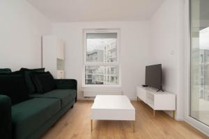Televízia a/alebo spoločenská miestnosť v ubytovaní Przystań Letnica by Comfort Apartments