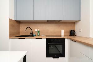 Kuchyňa alebo kuchynka v ubytovaní Przystań Letnica by Comfort Apartments