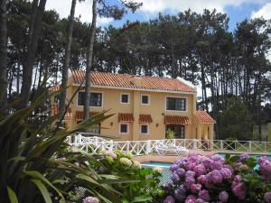 una casa con piscina y flores en Pino Dorado, en Punta del Este
