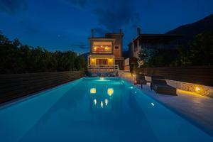 Bazén v ubytování SUN VILLA GLYFADA nebo v jeho okolí