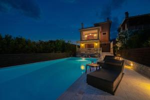 Bazén v ubytovaní SUN VILLA GLYFADA alebo v jeho blízkosti