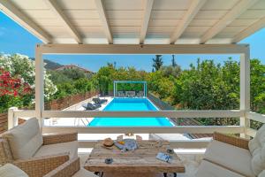 Bazén v ubytovaní SUN VILLA GLYFADA alebo v jeho blízkosti + 37 fotografií