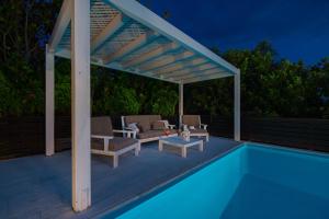 Bazén v ubytování SUN VILLA GLYFADA nebo v jeho okolí