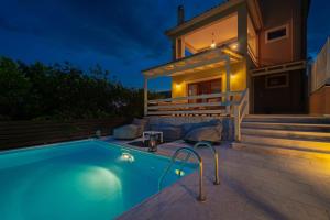 Bazén v ubytování SUN VILLA GLYFADA nebo v jeho okolí