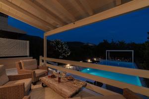 Bazén v ubytování SUN VILLA GLYFADA nebo v jeho okolí