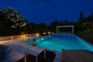 Bazén v ubytování SUN VILLA GLYFADA nebo v jeho okolí
