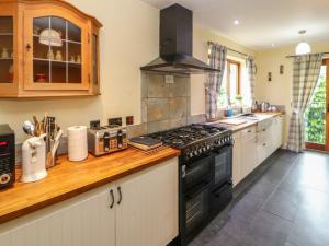 una cocina con estufa y encimera en Becks Fold, en Coniston