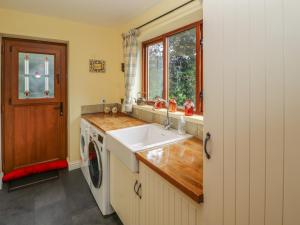 una cocina con fregadero y lavadora en Becks Fold, en Coniston 35 fotos más