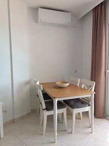 a dining room table with chairs and a bowl on it at Apartamento Duquesa de España Torremolinos in Torremolinos
