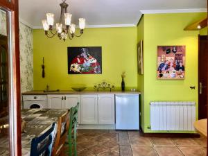 Kuchnia lub aneks kuchenny w obiekcie Caserio Arrigorri excelente ubicación jardín con barbacoa 14 plazas