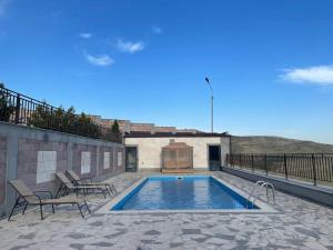 a swimming pool on the roof of a house at Дачный дом in Dzoraghpʼyur