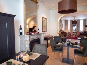 a living room with a fireplace and a mirror at B&B Anna9 in Bruges