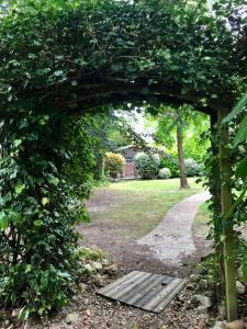 Ogród w obiekcie Caserio Arrigorri excelente ubicación jardín con barbacoa 14 plazas