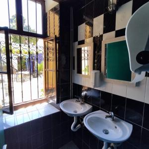 Ein Badezimmer in der Unterkunft Rhodes Youth Hostel