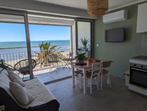 een woonkamer met uitzicht op de oceaan bij Sol-y-Days le Royal Grand studio centre ville vue mer avec parking in Le Grau-du-Roi +11 foto's