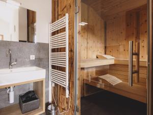 Kúpeľňa v ubytovaní First IN Mountain Chalets by we rent + 36 fotografií