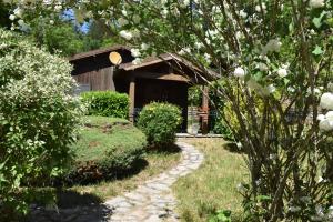 Κήπος έξω από το Les Chalets du Roc