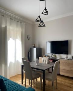Televízia a/alebo spoločenská miestnosť v ubytovaní Luxury Apartament's Celso