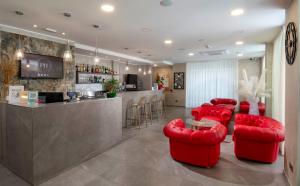 Televízia a/alebo spoločenská miestnosť v ubytovaní B&B Primrose Residence Hotel